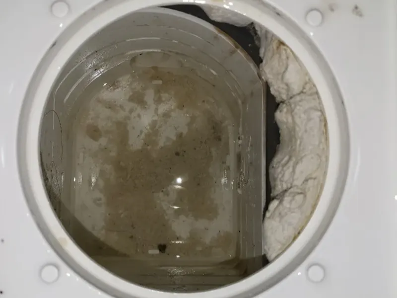 청양 욕조 배수구 아래 트랩 통에 쌓인 찌꺼기