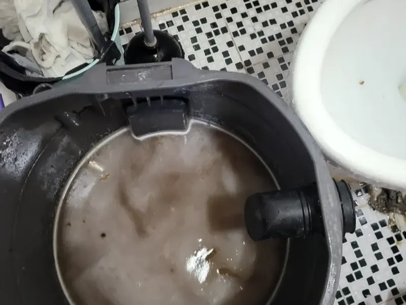 청양 석션 장비 통에 모인 오수